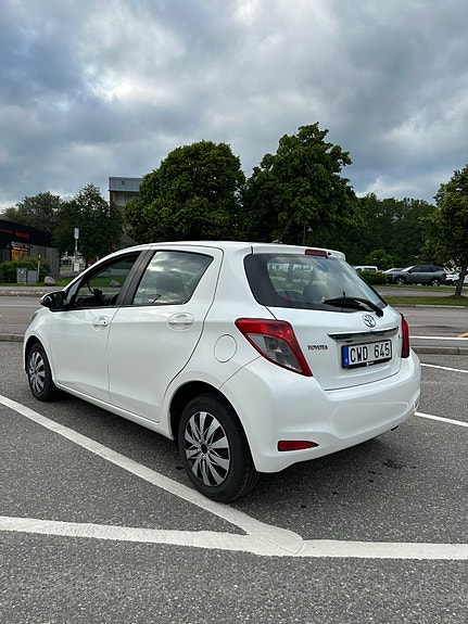 Toyota Yaris 4 of 13