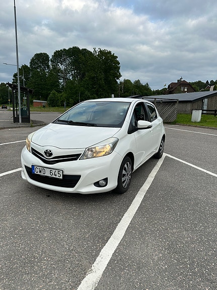 Toyota Yaris 2 of 13