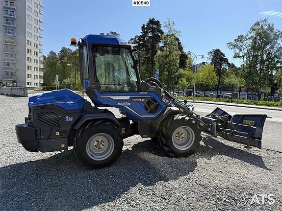 Kompaktlastare MultiOne 11.9 K med skopor och vikplog VIDEO 4 of 24