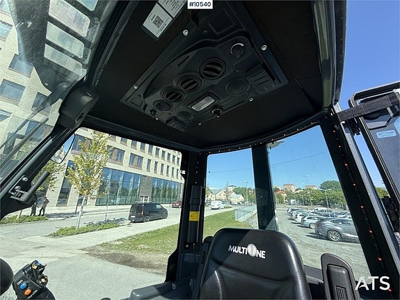 Kompaktlastare MultiOne 11.9 K med skopor och vikplog VIDEO 16 of 24
