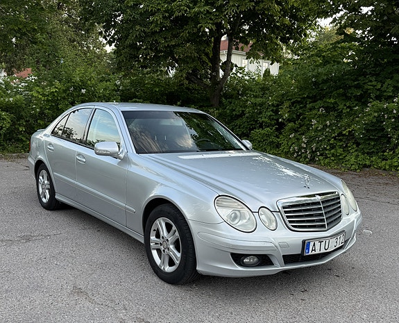 Mercedes-Benz E220 2 of 5