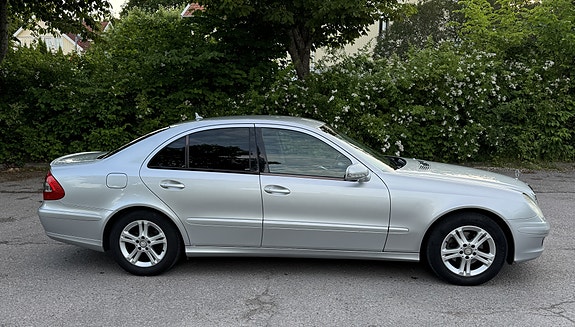 Mercedes-Benz E220 3 of 5