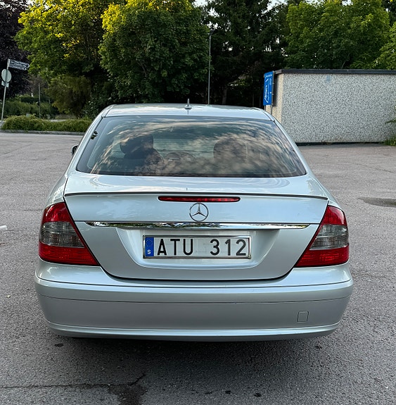 Mercedes-Benz E220 4 of 5