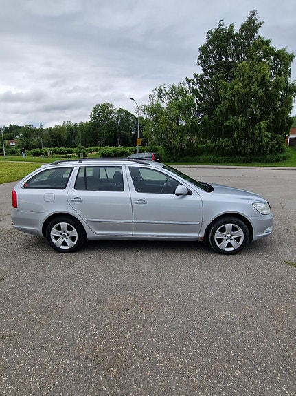 Skoda Octavia 2 of 3