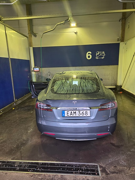 Tesla Model S 2 of 5