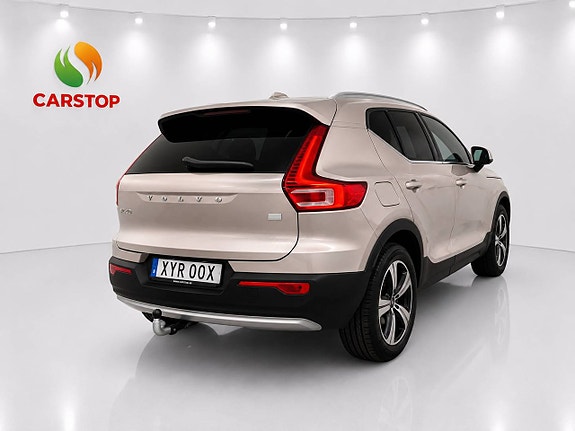 Volvo XC40 2 of 5