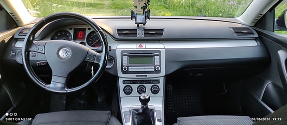 Volkswagen Passat 2 of 2