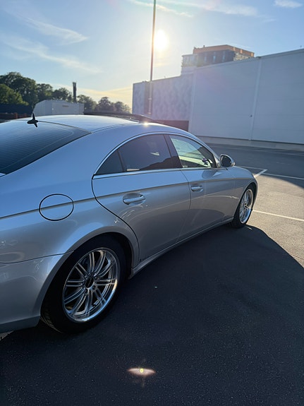 Mercedes-Benz CLS320 4 of 5