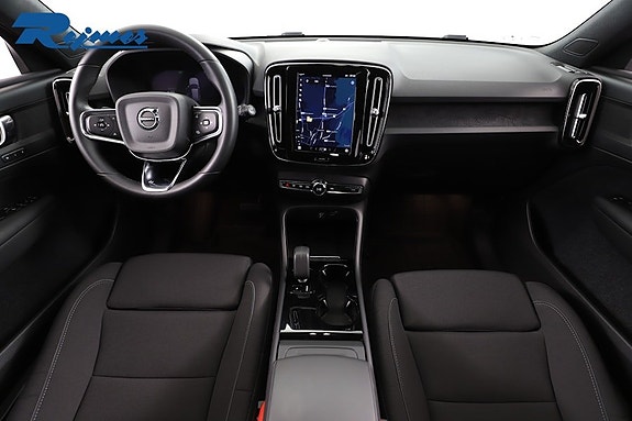 Volvo XC40 2 of 5
