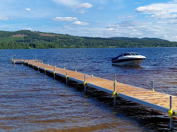 Brygga i Aluminium och Thermowood –Miljövänlig Bad-Båtbrygga 3 of 9