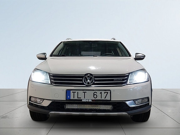 Volkswagen Passat Alltrack 2 of 5