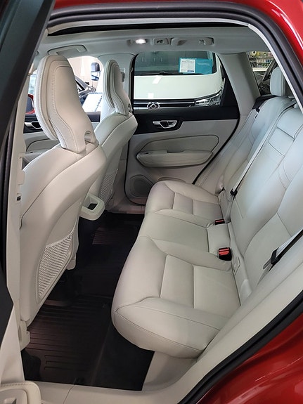Volvo XC60 8 of 19