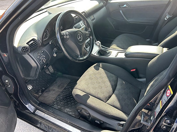 Mercedes-Benz C180 3 of 5