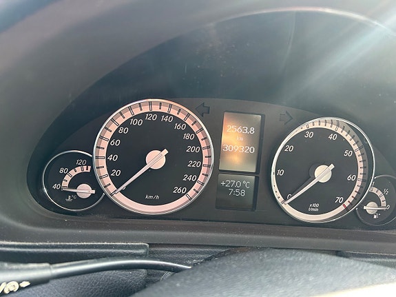 Mercedes-Benz C180 4 of 5
