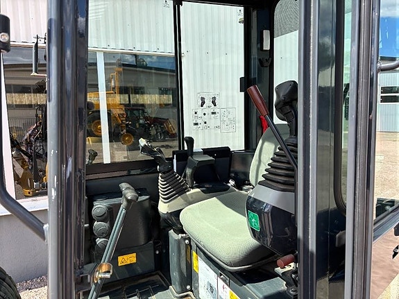 Komatsu PC26 MR-3 7 of 8