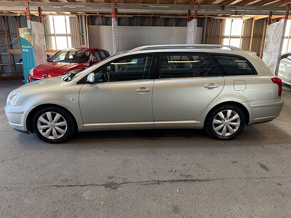 Toyota Avensis 2 of 5