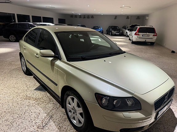 Volvo S40 2 of 5