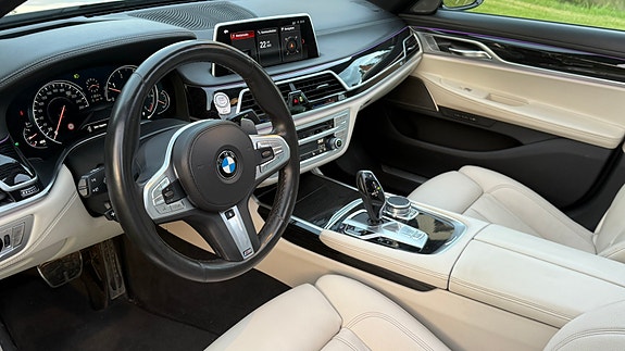 BMW 740d 4 of 5