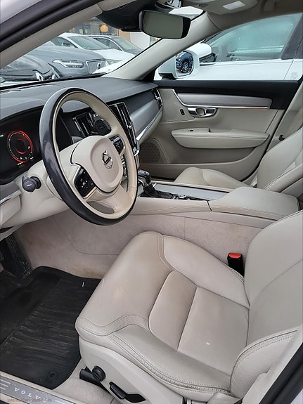 Volvo V90 Cross Country 2 of 5