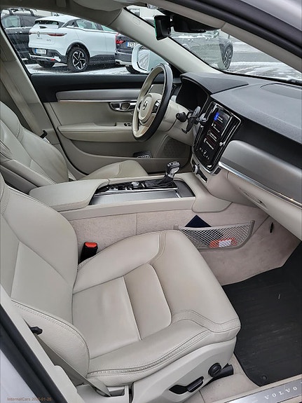 Volvo V90 Cross Country 3 of 5