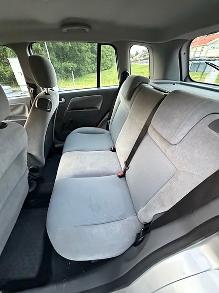 Ford Fusion 4 of 5