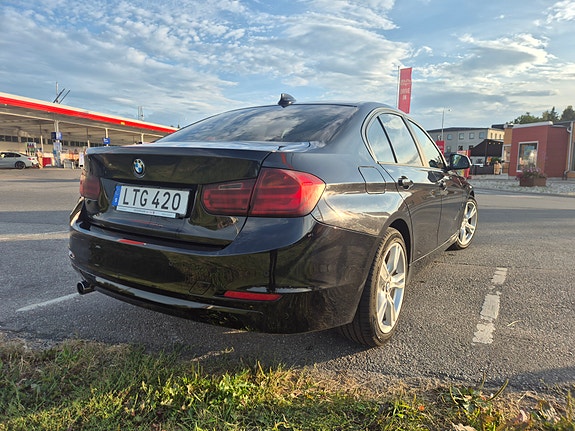 BMW 320d 4 of 5