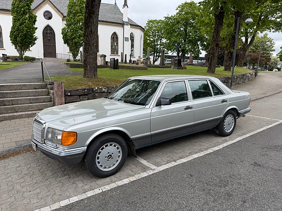 Mercedes-Benz 380 SE 2 of 3