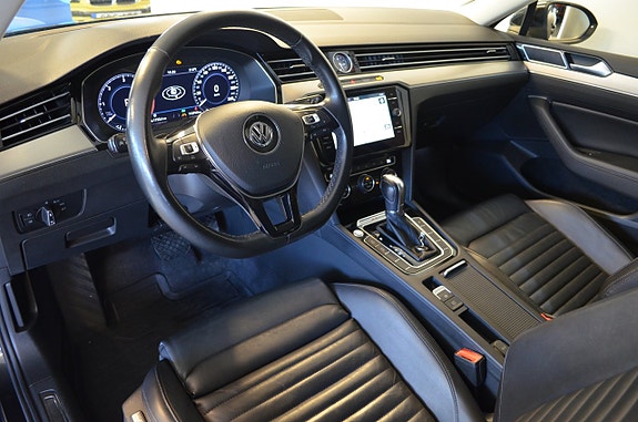 Volkswagen Passat 2 of 5