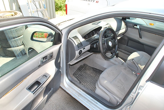 Volkswagen Polo 2 of 3