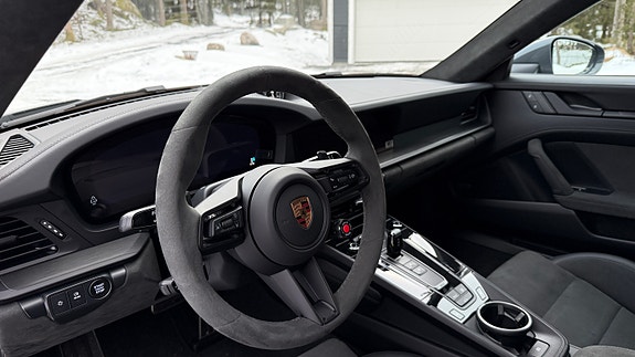 Porsche 911 Carrera GTS 4 of 5