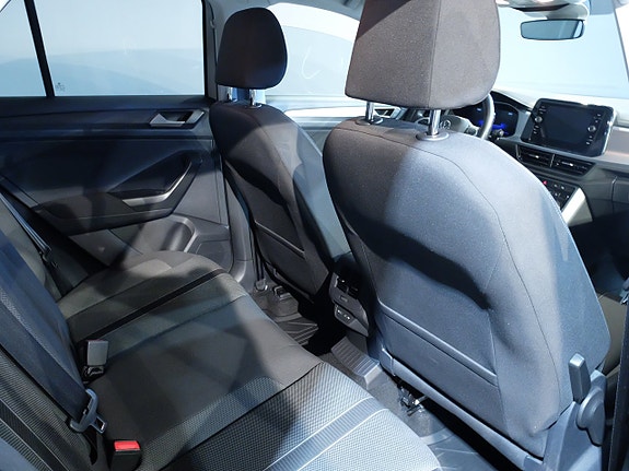 Volkswagen T-Roc 6 of 8
