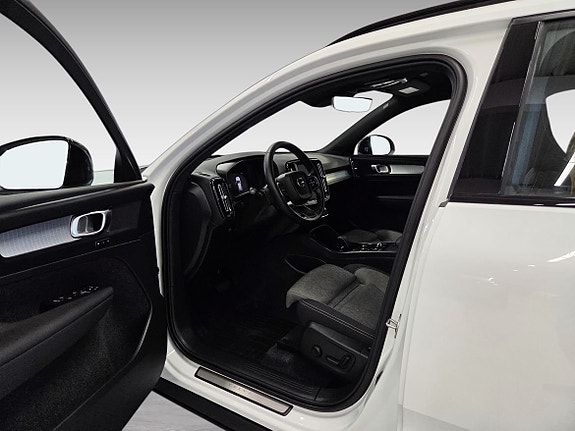 Volvo XC40 12 of 15