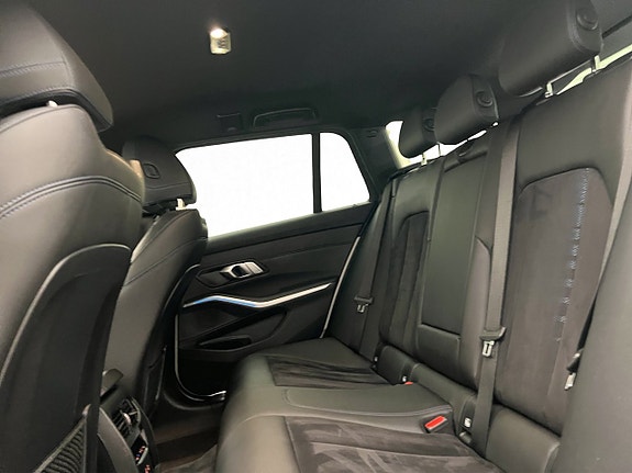 BMW 330e 28 of 30