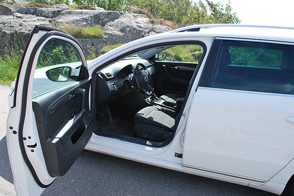 Volkswagen Passat 2 of 5