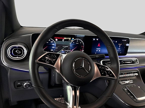 Mercedes-Benz V300 4 of 5