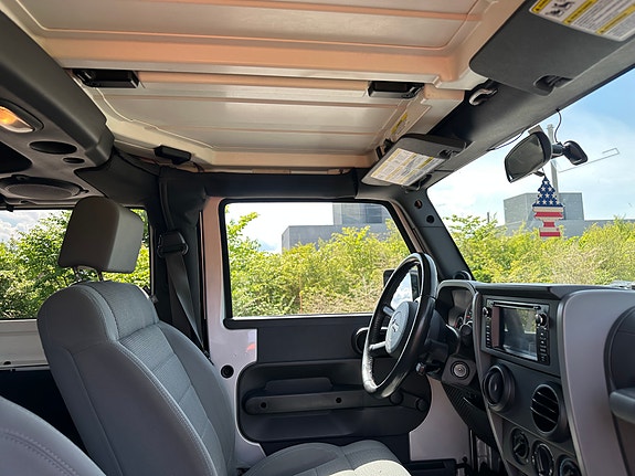 Jeep Wrangler 9 of 14
