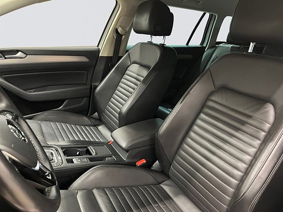 Volkswagen Passat Alltrack 2 of 5
