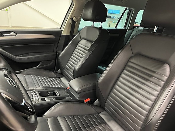 Volkswagen Passat Alltrack 3 of 5