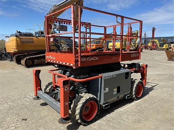 SkyJack SJ6832 RT 4 of 12