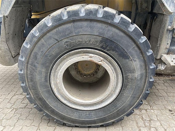 Komatsu WA380-5 7 of 12