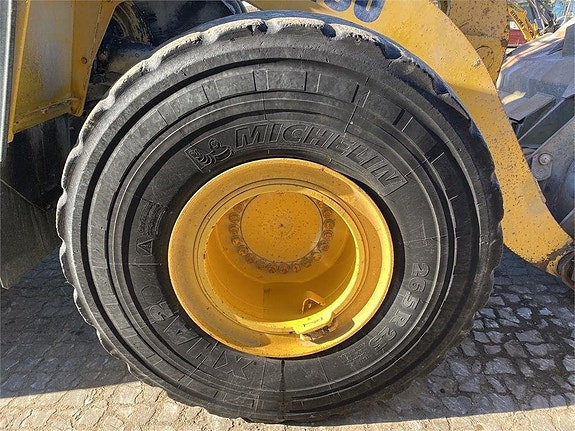Komatsu WA470-7 6 of 12