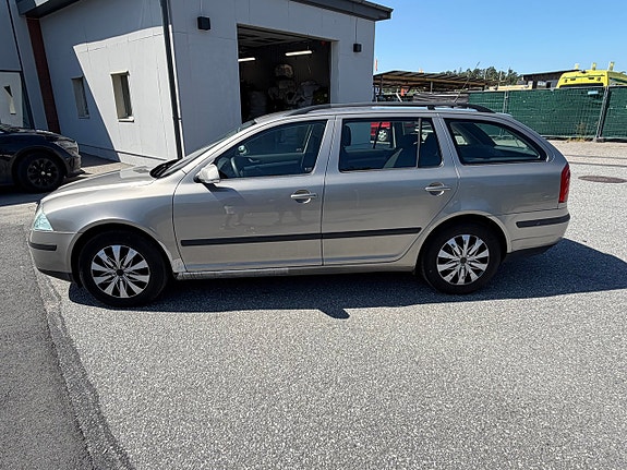Skoda Octavia 2 of 5