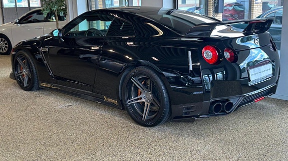 Nissan GT-R 2 of 5