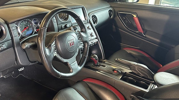 Nissan GT-R 3 of 5