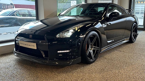 Nissan GT-R 14 of 15