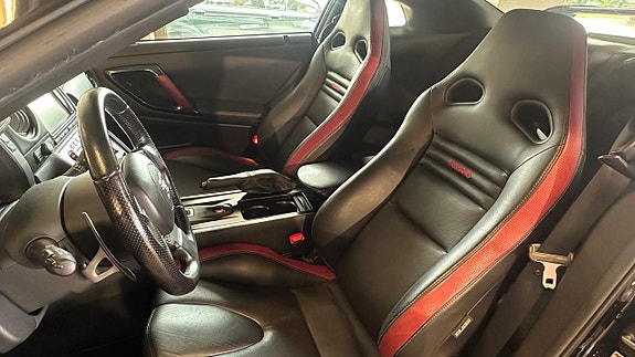Nissan GT-R 4 of 5
