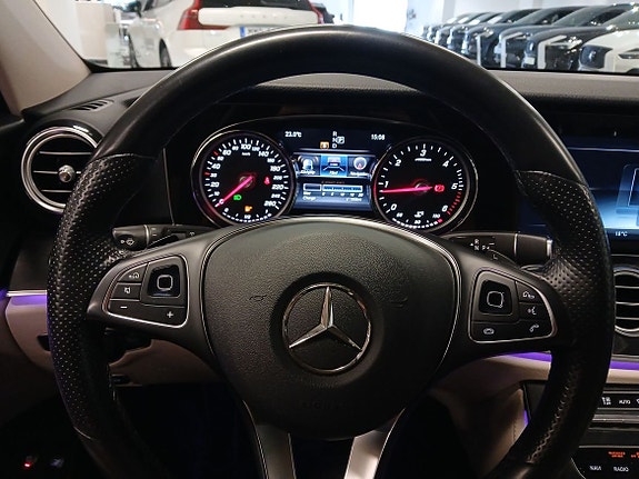 Mercedes-Benz E220 11 of 13