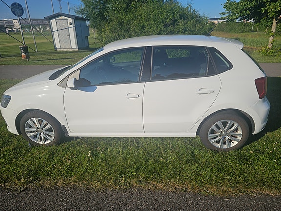 Volkswagen Polo 2 of 5
