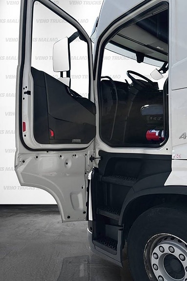 Volvo FH13 460 6x2 I-Save Pusher 7 of 16
