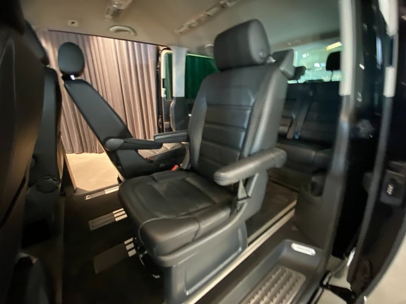 Volkswagen Multivan 8 of 30